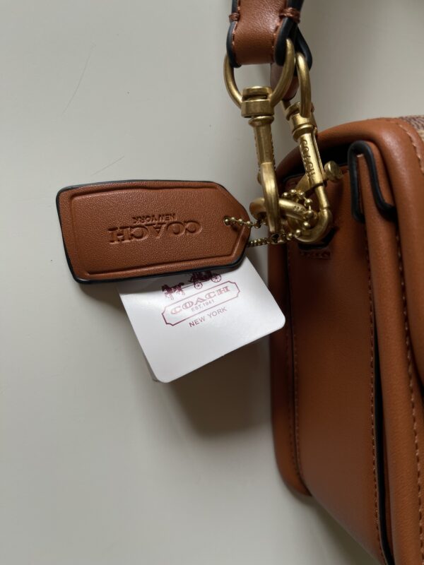 Coach with box - Image 4