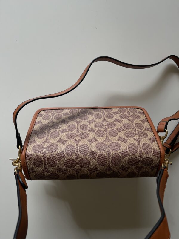 Coach with box - Image 2